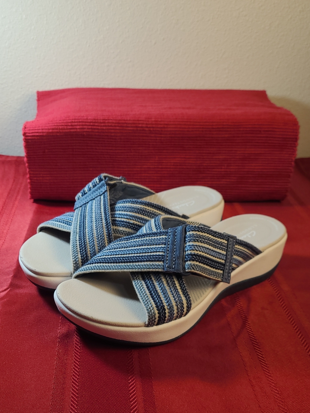 Clarks Cloudsteppers Aria Wave  Blue Striped Crossband Slide Sandals Size 6